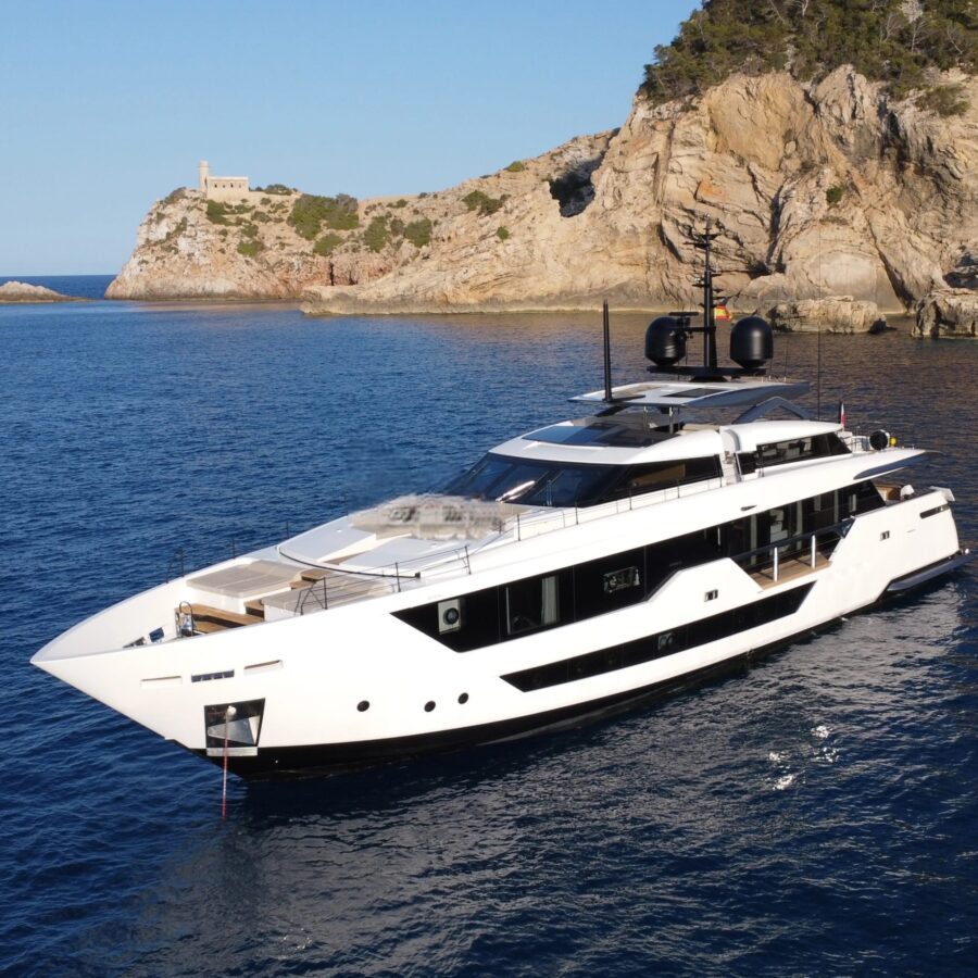 FERRETTI 106
